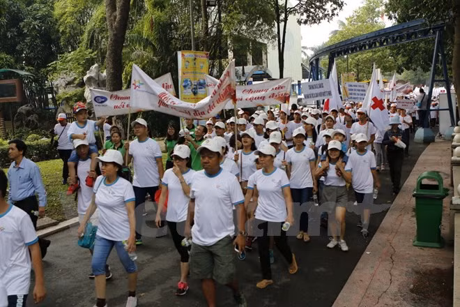 5,000 people walk for AO victims, disabled people ảnh 1