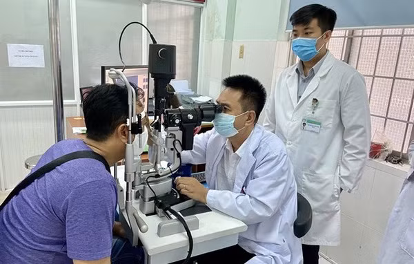 Doctor receives APAO blindness prevention award ảnh 1