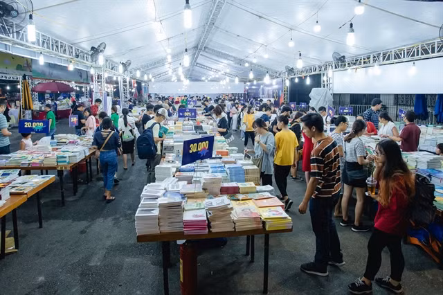 Hanoi Book Festival 2022 takes place by Hoan Kiem Lake ảnh 1