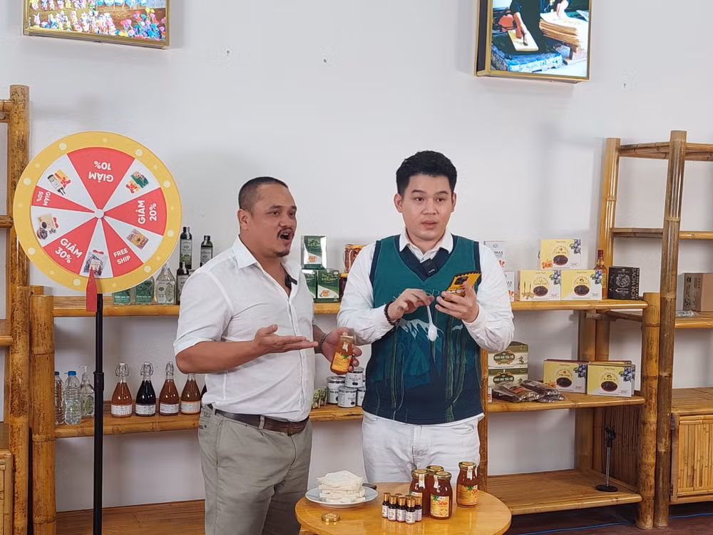 TikTok-based livestream programme to promote OCOP products launched in Hanoi ảnh 1