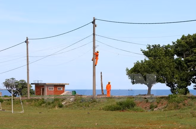 EVN works to resume power supply to central localities ảnh 1