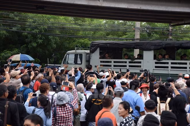 Thailand: Yingluck flight turns down political tensions ảnh 1