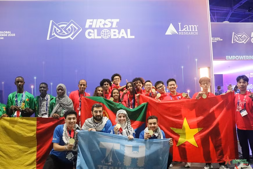 Vietnamese students win gold medal at world’s largest robotic competition ảnh 2