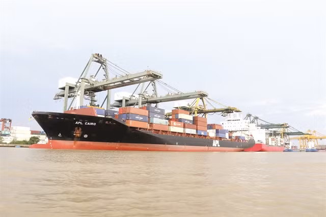 Standard Chartered revises forecast for Vietnam down ảnh 1