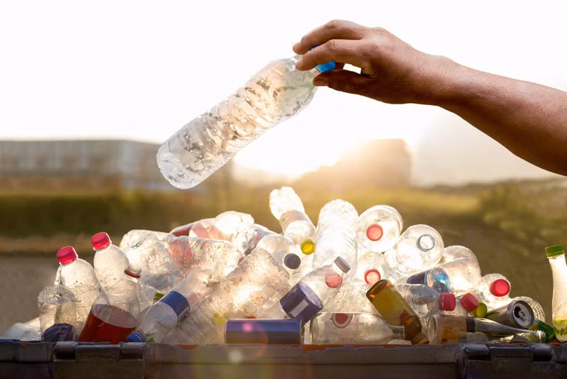 Vietnam sets to significantly cut use of single-use plastics by 2025 ảnh 1