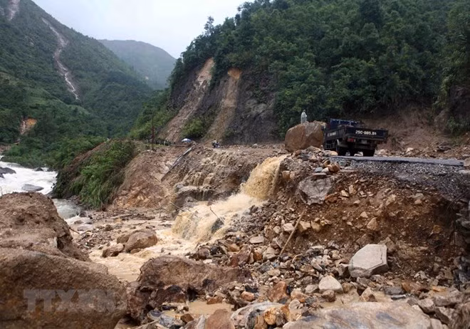 Prime Minister instructs high alert against flash floods, landslide ảnh 1