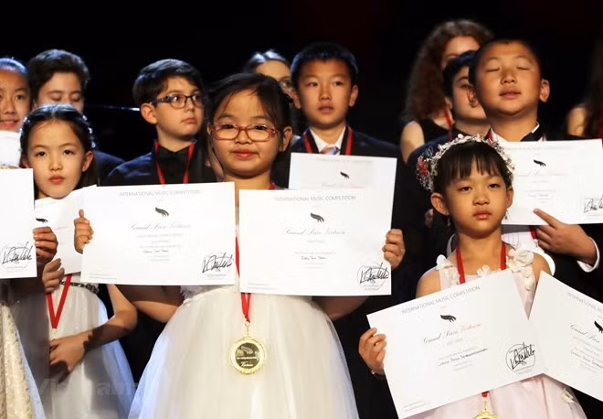 Vietnamese girl wins first prize at int’l piano contest in US ảnh 1