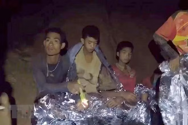 First four of trapped Thai football team rescued ảnh 1 First four of trapped Thai football team rescued ảnh 1