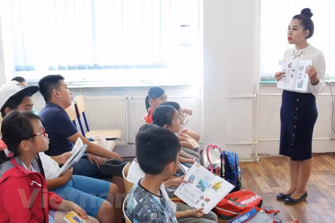 Summer Vietnamese course opens in Prague ảnh 1