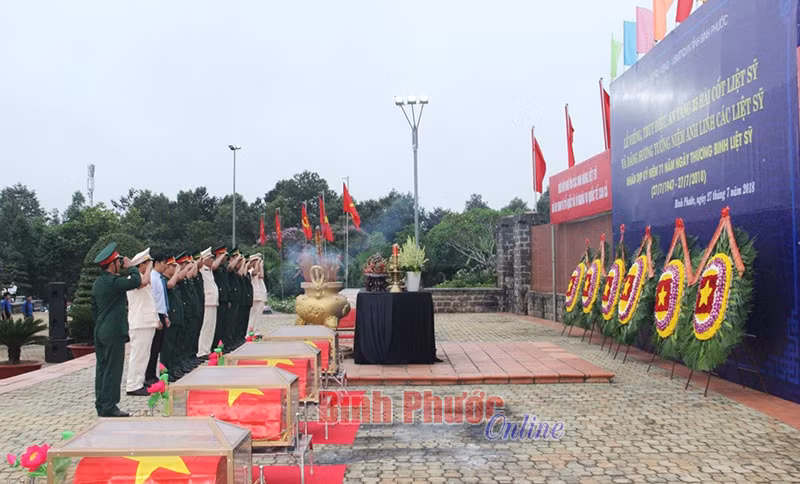 Remains of Vietnamese voluntary soldiers in Cambodia buried ảnh 1 Remains of Vietnamese voluntary soldiers in Cambodia buried ảnh 1