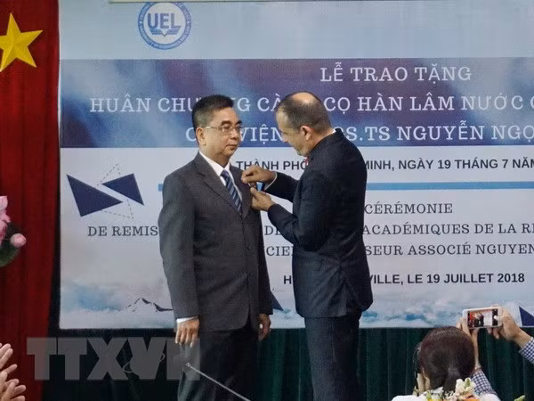 France’s Order of Academic Palms presented to Vietnamese scholar ảnh 1
