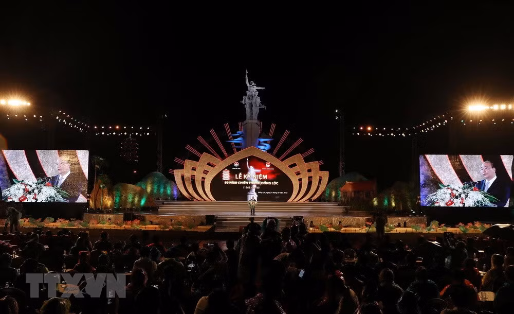PM pays respect to fallen youth volunteers at Dong Loc T-junction ảnh 1