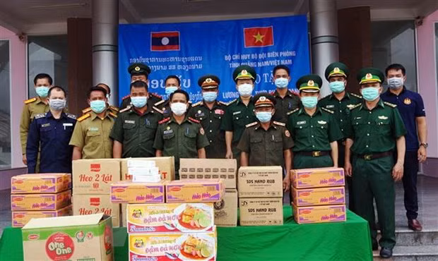 Food, medical supplies presented to border forces in Lao province ảnh 1