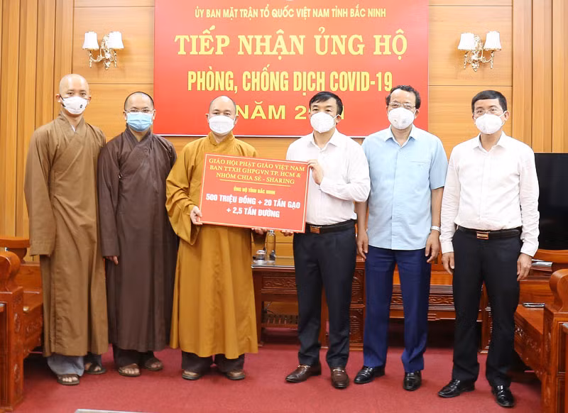  Vietnam Buddhist Sangha supports COVID-19 fight in hotspots ảnh 1