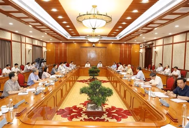 Politburo agrees on continued support for pandemic-hit employees, employers ảnh 2