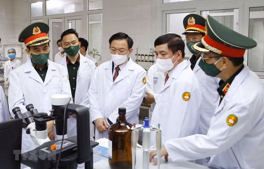 NA Chairman visits Military Medical University ảnh 1