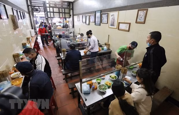 Hanoi allows reopening of indoor eating and drinking venues, hair salons ảnh 1