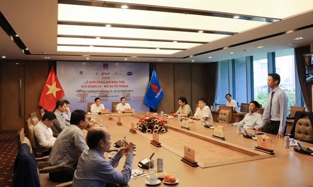 PetroVietnam receives first flow of gas of Su Tu Trang oil field in phase 2A ảnh 1