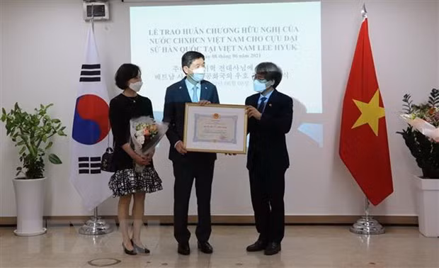 Former RoK Ambassador to Vietnam honoured with Friendship Order ảnh 1