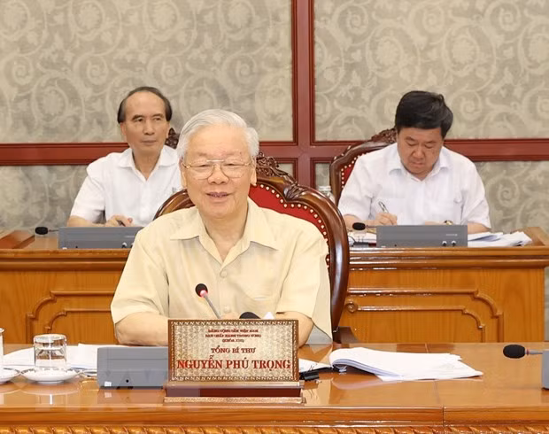 Politburo agrees on continued support for pandemic-hit employees, employers ảnh 1