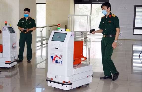 Military-developed robot sent to Bac Giang to support COVID-19 fight ảnh 1