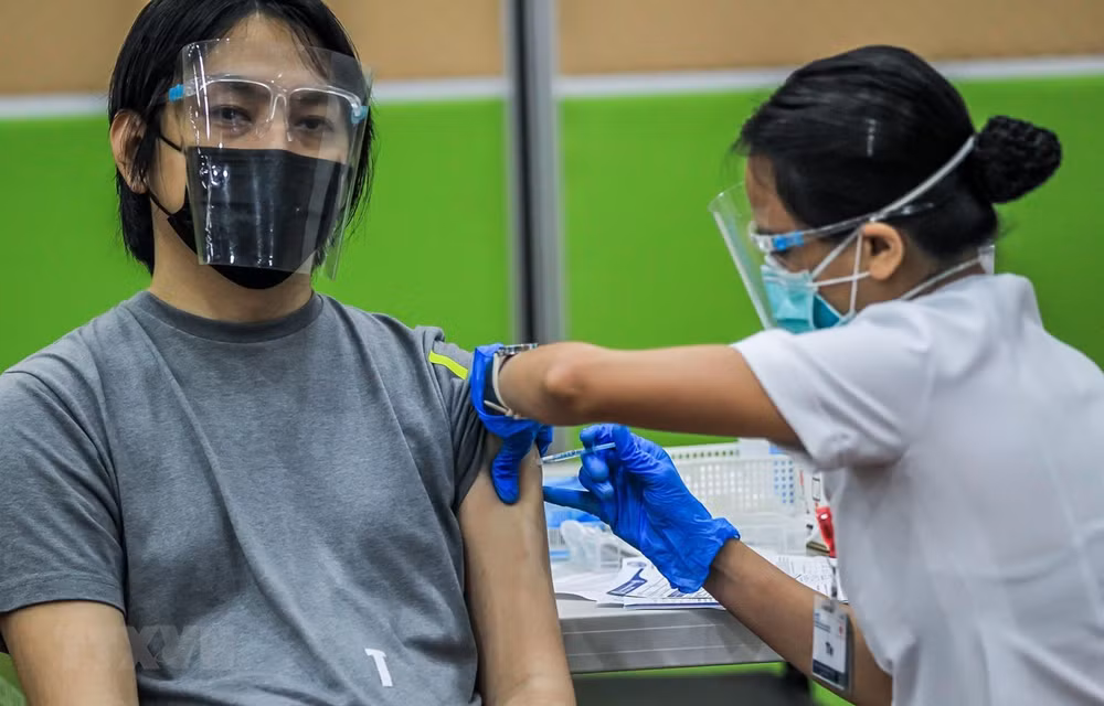Philippines applies measures to encourage people to get COVID-19 vaccine shots ảnh 1