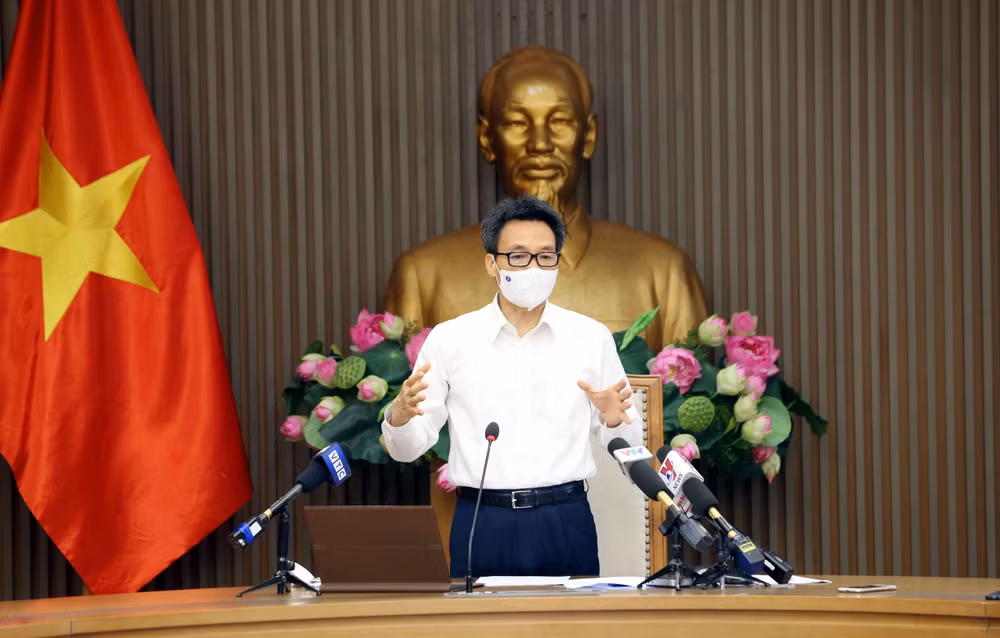 Firms violating COVID-19 prevention rules must be suspended: Deputy PM ảnh 1