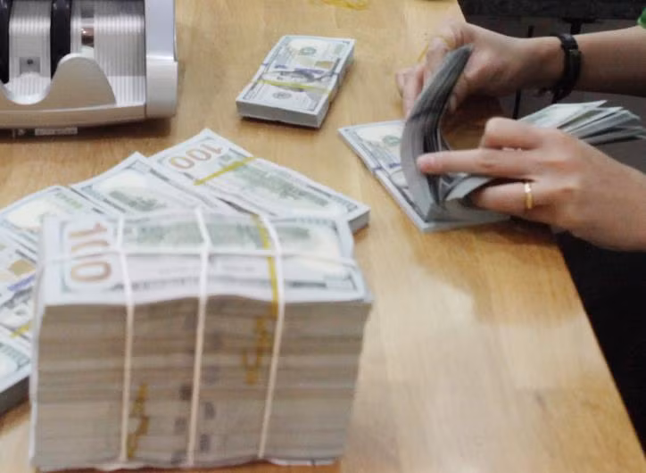 Reference exchange rate down further on June 11 ảnh 1