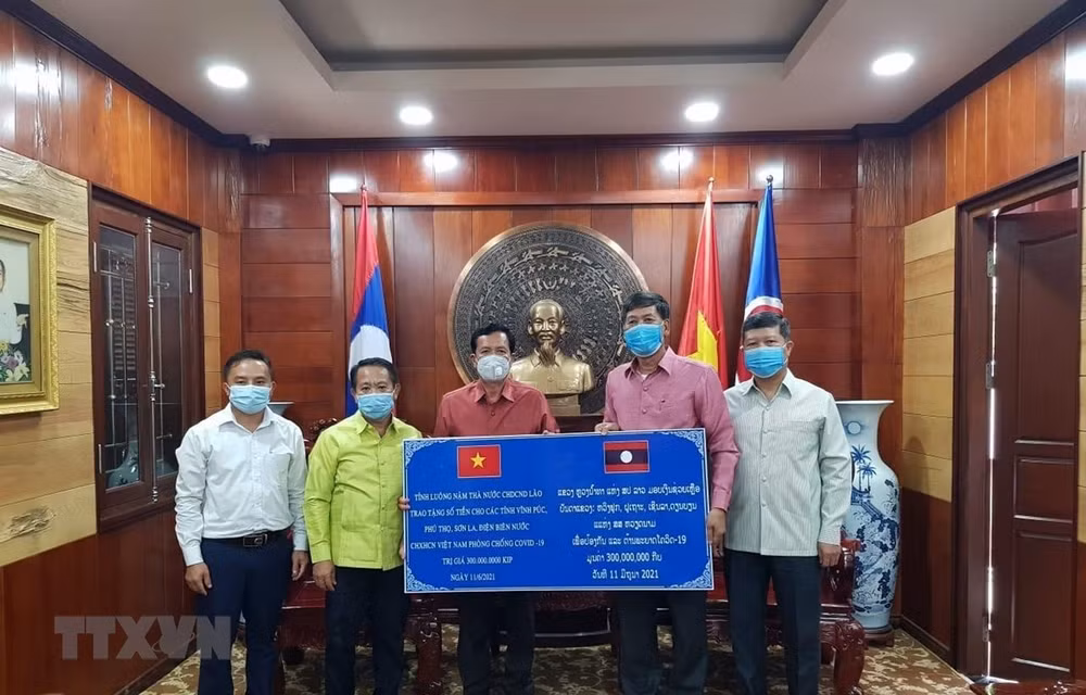 Lao provinces join hands with Vietnam to fight COVID-19 ảnh 1