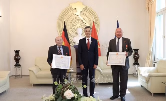 German friends awarded with Vietnam’s noble distinctions ảnh 1 German friends awarded with Vietnam’s noble distinctions ảnh 1