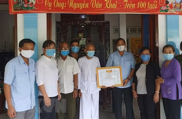 More donors contribute to national COVID-19 vaccine fund ảnh 1