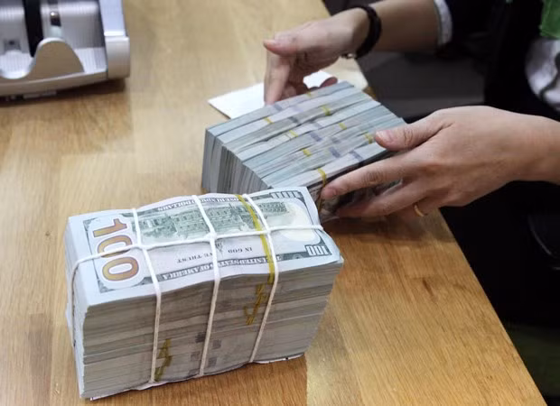 Reference exchange rate continues downward trend into new week ảnh 1