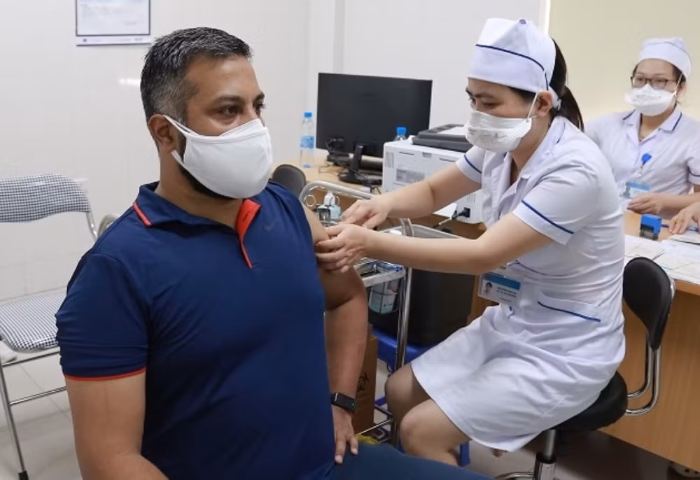 Fifty foreign reporters in Vietnam get vaccinated against COVID-19 ảnh 1