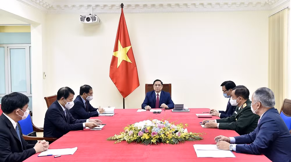 Vietnam gives top priority to developing relations with China: PM ảnh 1