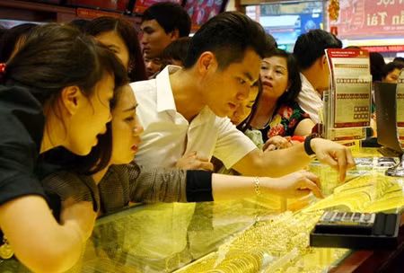 Gold prices fall in local market ảnh 1