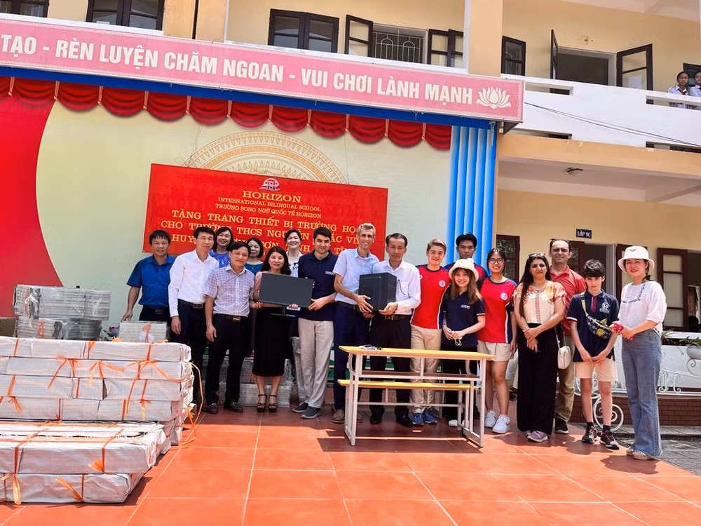 Horizon International Bilingual School presents teaching equipment to schools in Ha Tinh ảnh 1