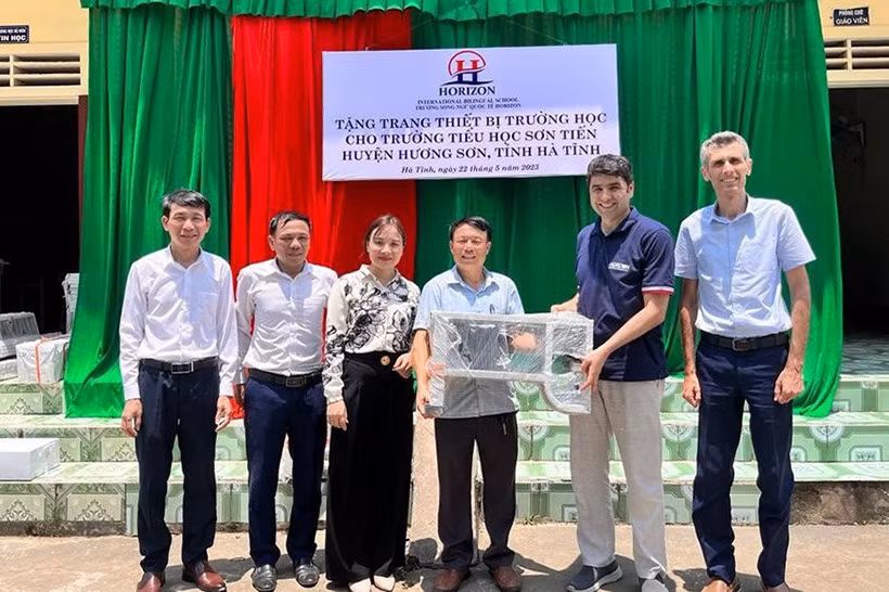 Horizon International Bilingual School presents teaching equipment to schools in Ha Tinh ảnh 2