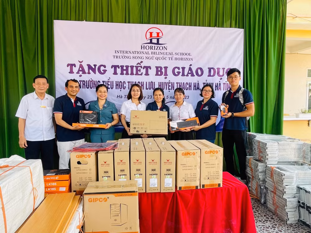 Horizon International Bilingual School presents teaching equipment to schools in Ha Tinh ảnh 3
