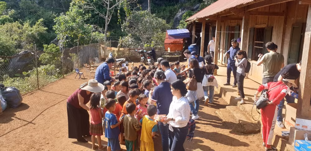 Horizon International Bilingual School presents teaching equipment to schools in Ha Tinh ảnh 5