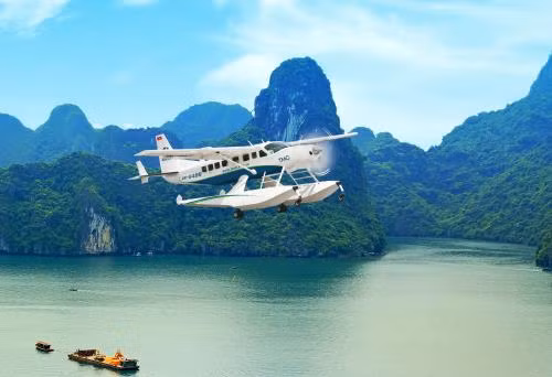 Seaplane tours to Ha Long serve 3,500 passengers in a year ảnh 1