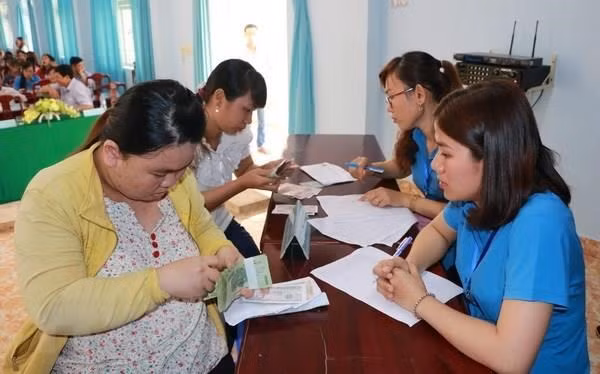 Labour union proposes three options on regional minimum wage hike ảnh 1
