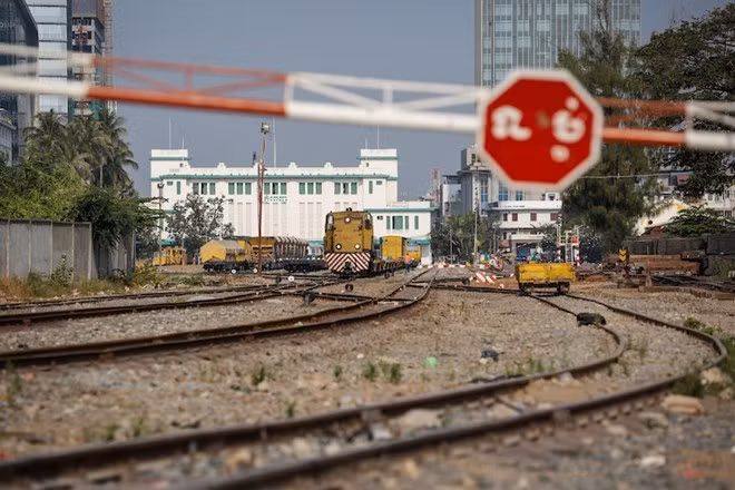 Cambodian railroad connected with Thailand at border gate ảnh 1