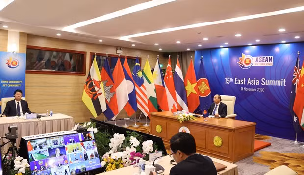Singaporean PM suggests three areas to boost EAS cooperation ảnh 1