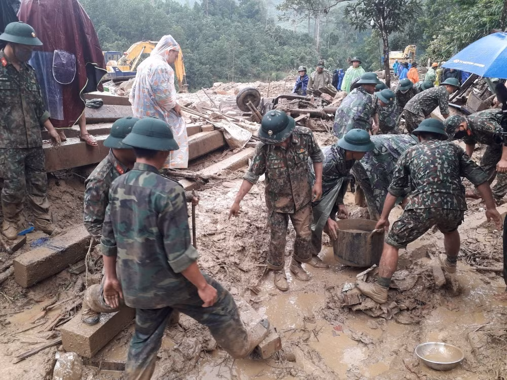 Rescuers race against time to find landslide victims in Quang Nam ảnh 1