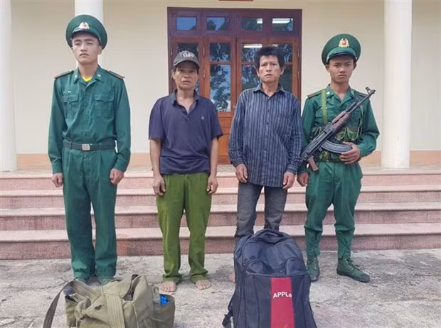 Two Lao citizens illegally entering Vietnam arrested in Dien Bien ảnh 1