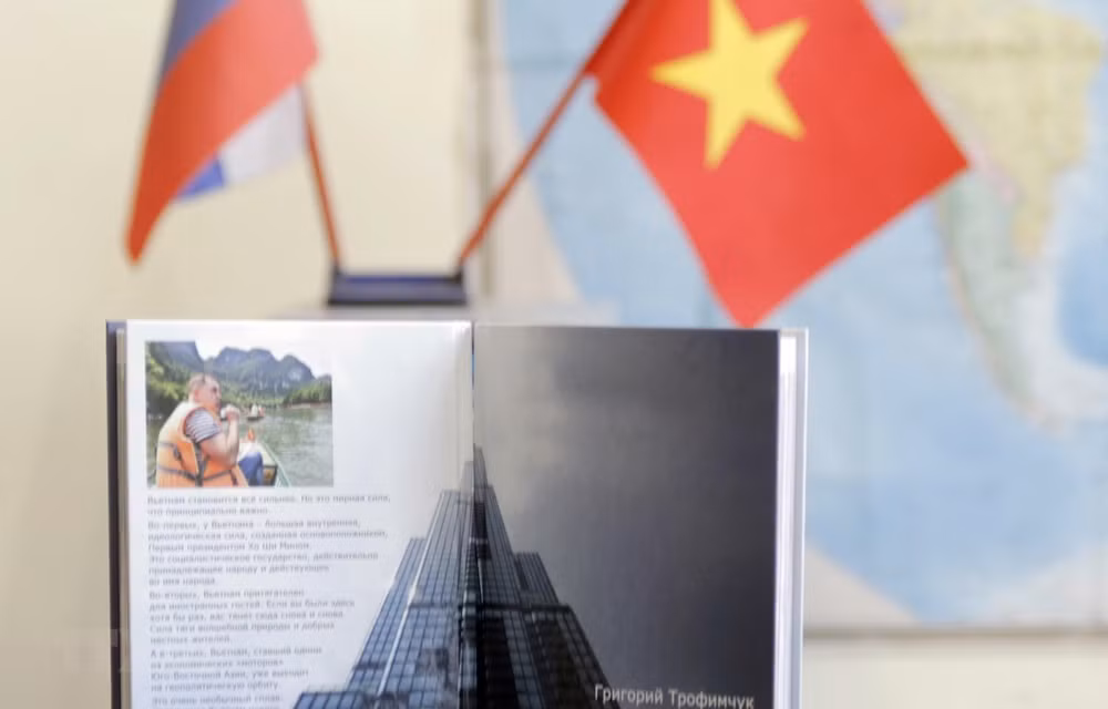 Russian book features modern, innovative Vietnam ảnh 1
