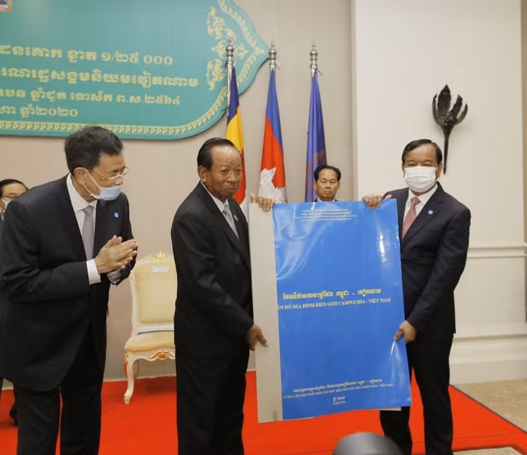 Cambodia hands over copies of Cambodia-Vietnam topographic map to relevant agencies ảnh 1
