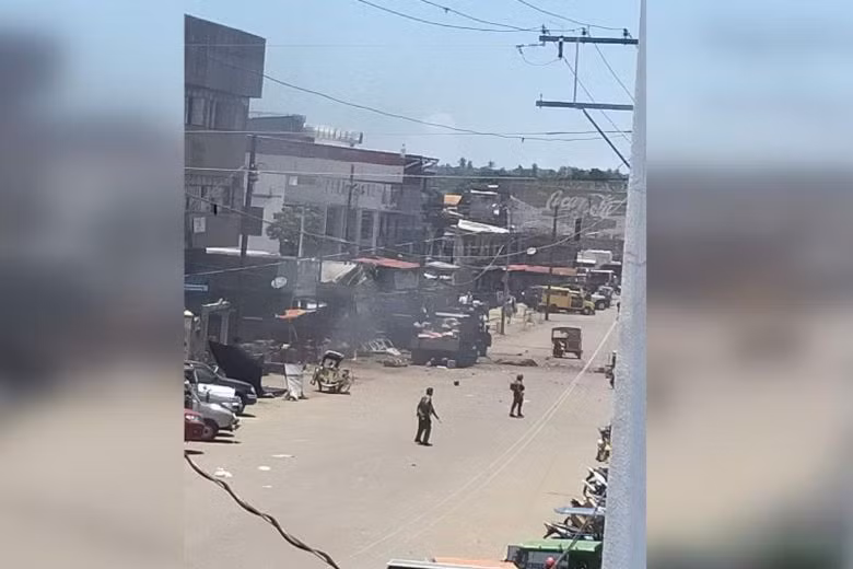 At least nine killed in twin blasts in southern Philippines ảnh 1