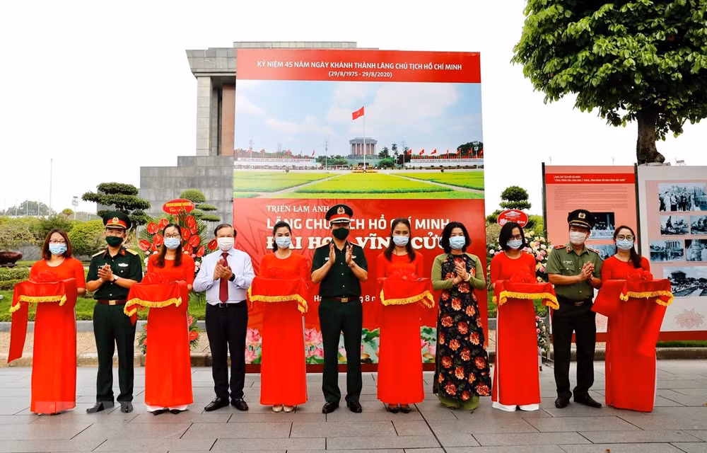 Photo exhibition spotlights President Ho Chi Minh Mausoleum ảnh 1
