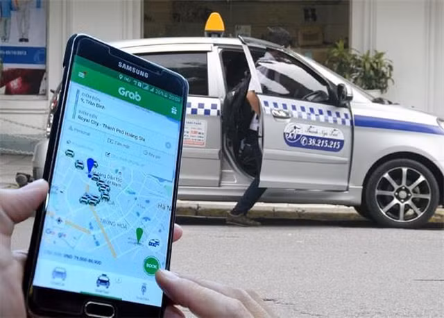 More Vietnamese use ride-hailing services: white book ảnh 1
